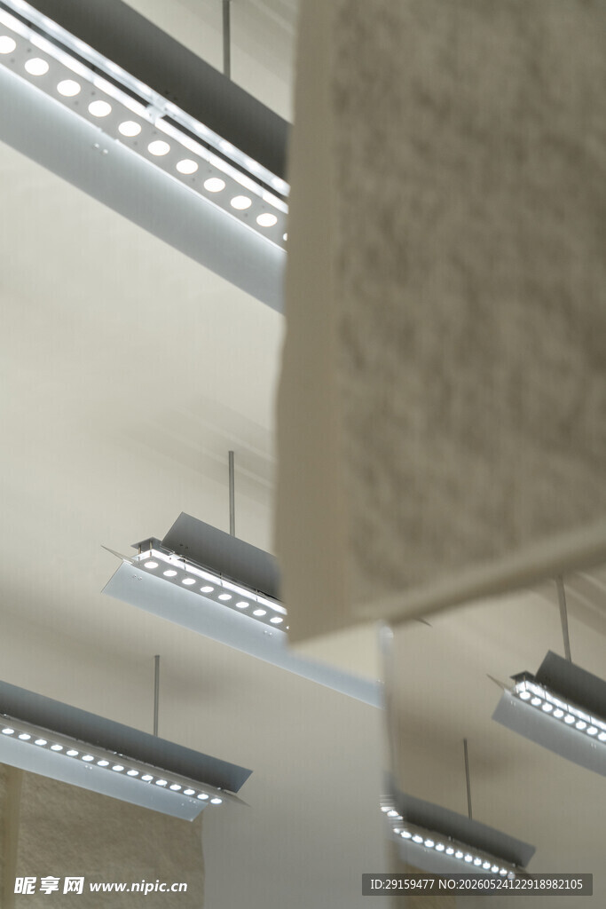 室内排列整齐的条形灯具