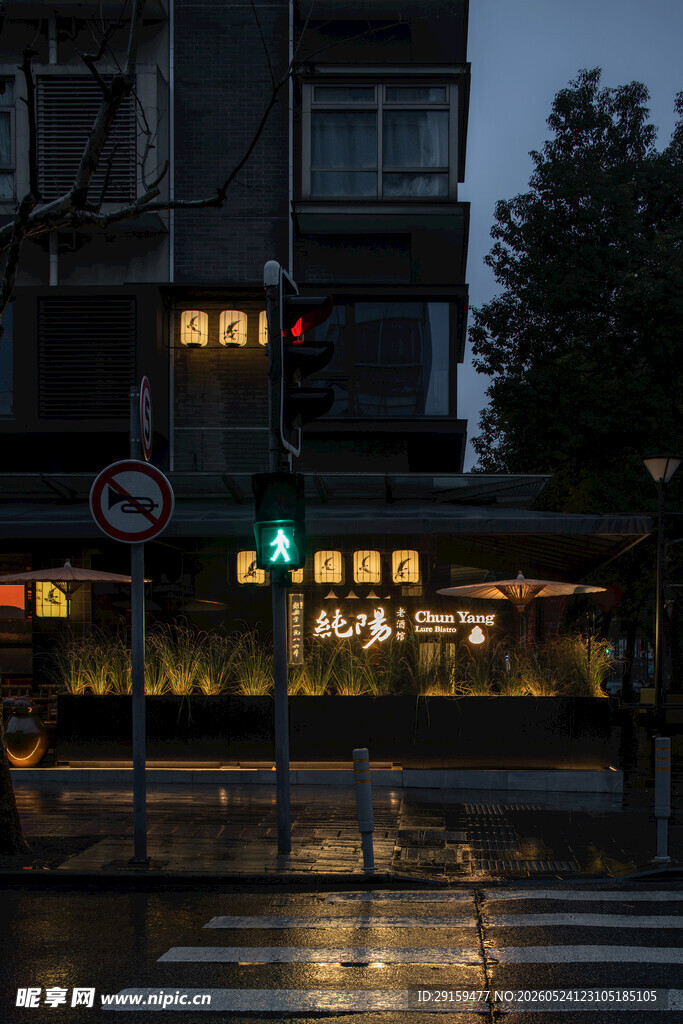 夜幕下的街边店铺与街景