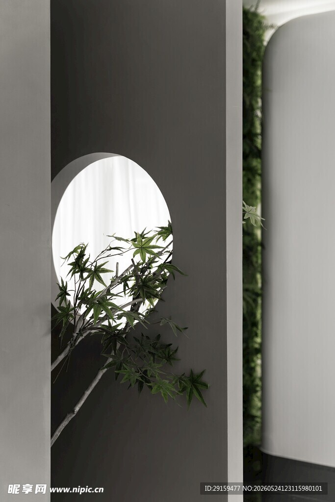 简约空间中的绿植圆窗景致