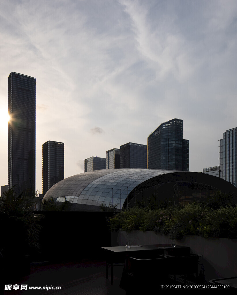 城市天际线与独特建筑剪影