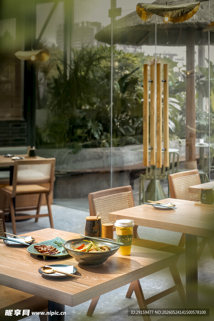 户外雅致餐厅用餐场景