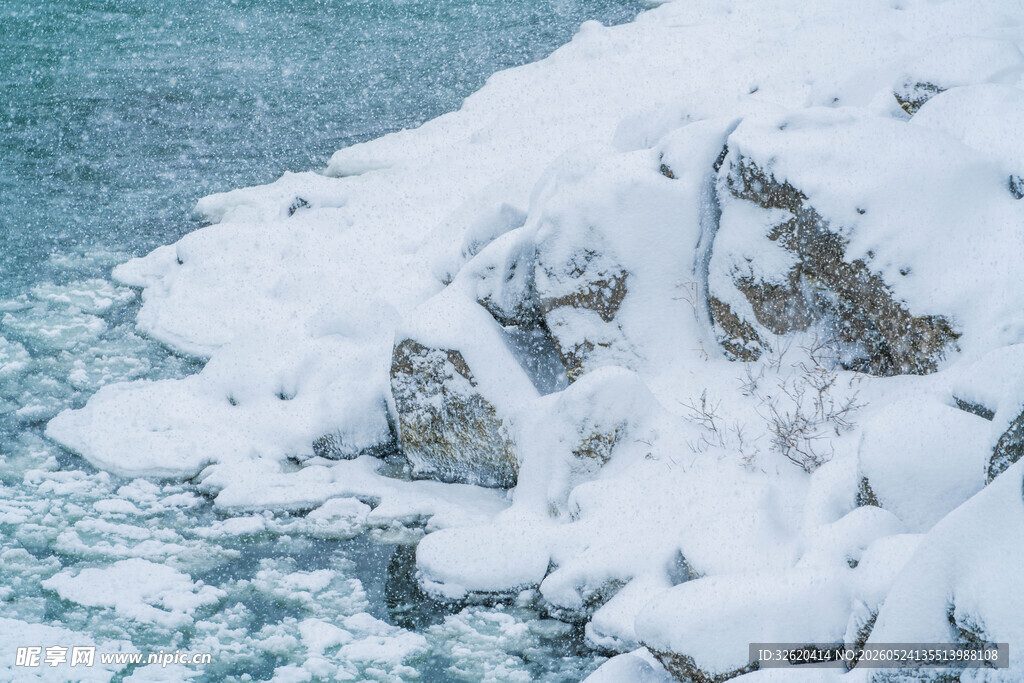 冰雪覆盖的海边岩石