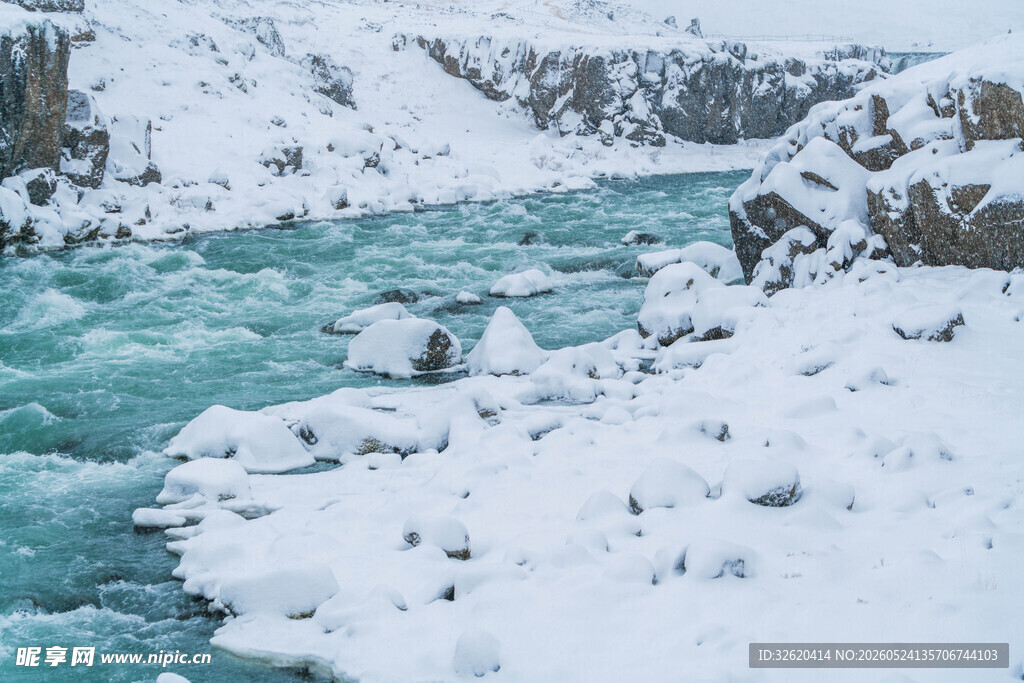冬日冰雪覆盖的湍急河流