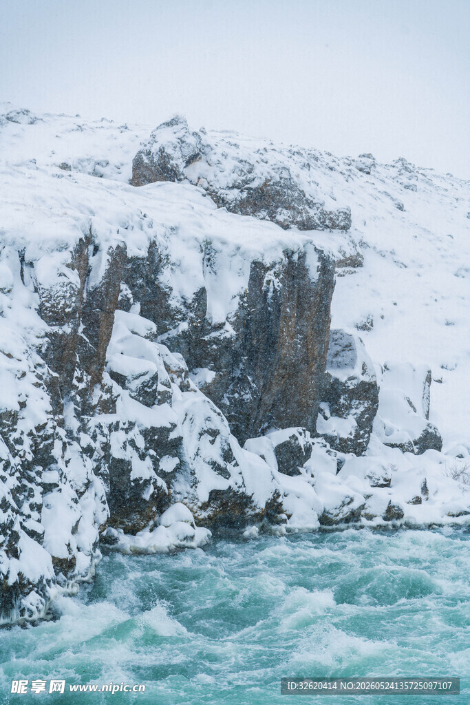 冰雪覆盖的海岸壮丽景观
