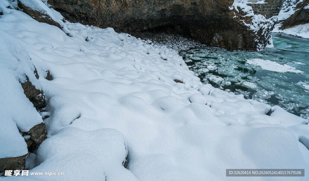 雪覆河岸的自然美景