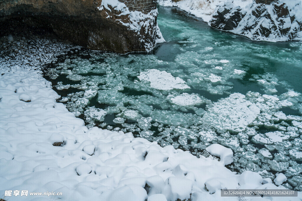 冬日溪流覆雪景观