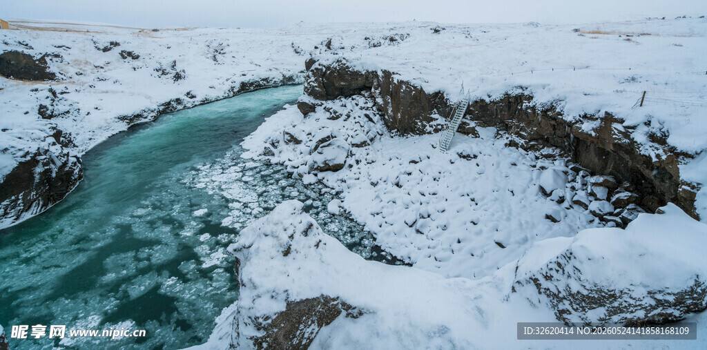 冰雪覆盖的碧绿河流景观