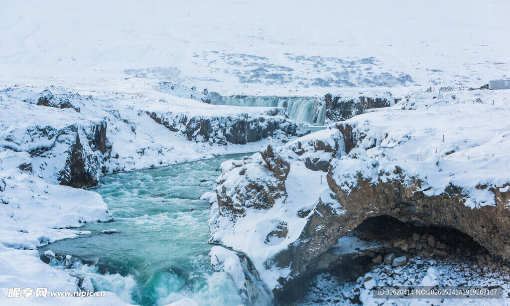 冰雪覆盖的蓝绿色河流景观