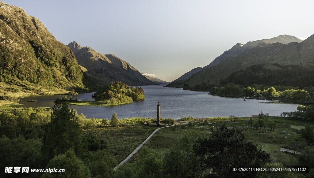 山间湖泊美景