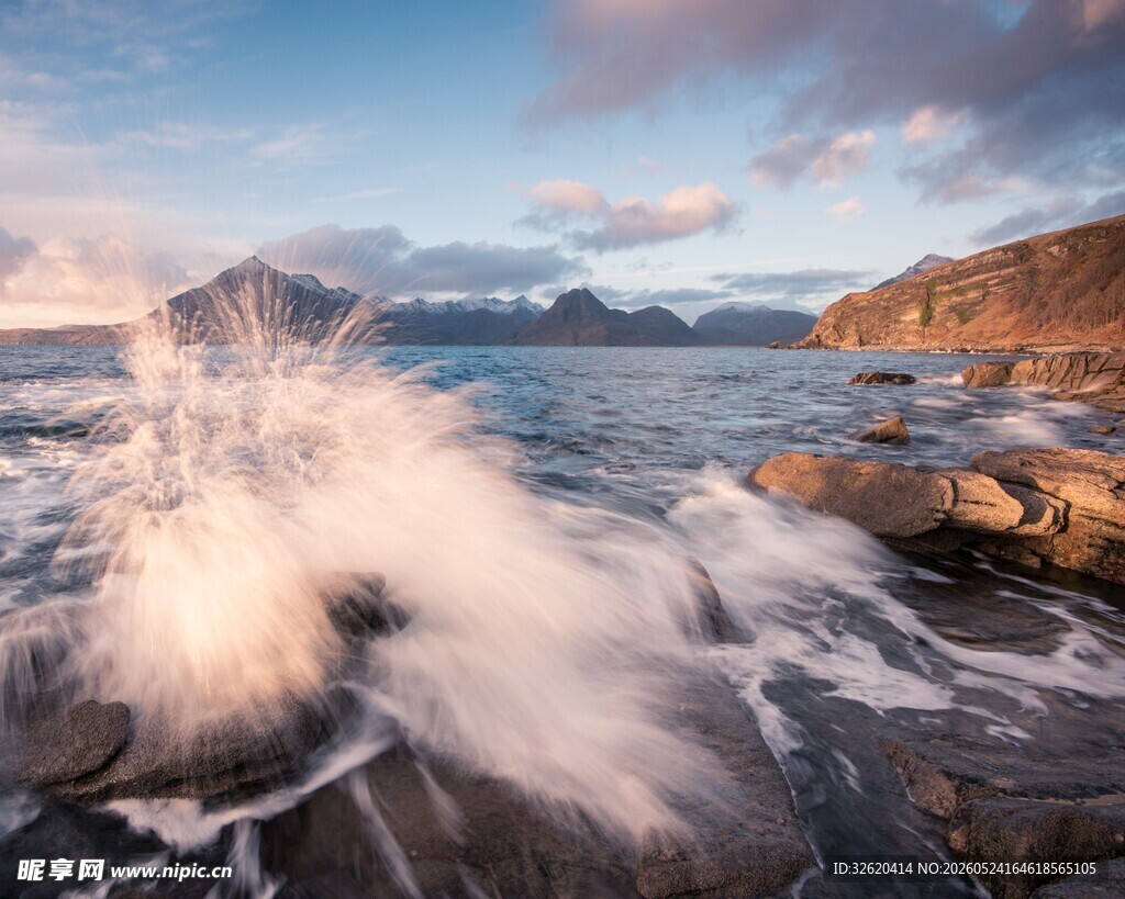 海浪拍打岩石的壮美海景