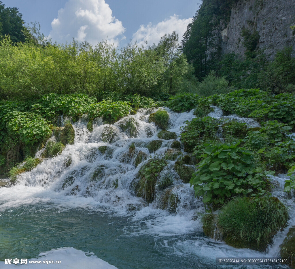 山间溪流瀑布自然美景