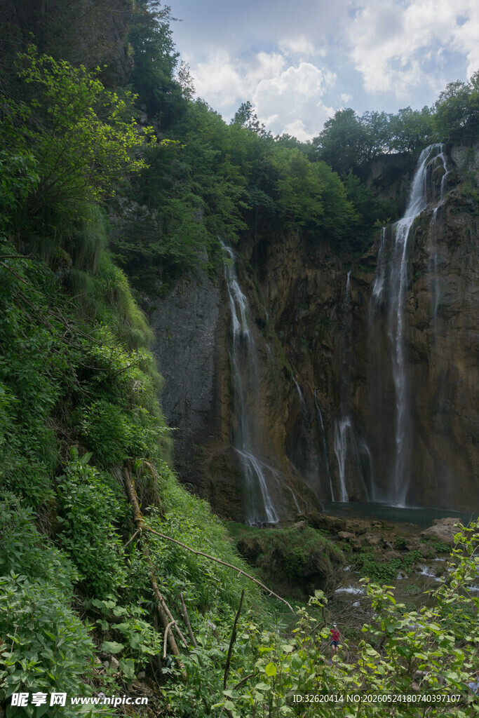 山间瀑布