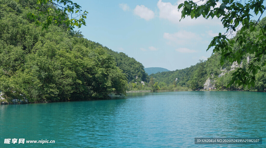 青山环绕的碧蓝色湖泊