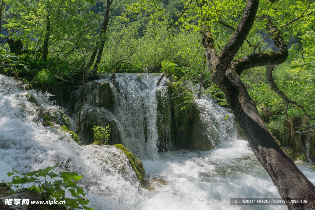 山间飞瀑