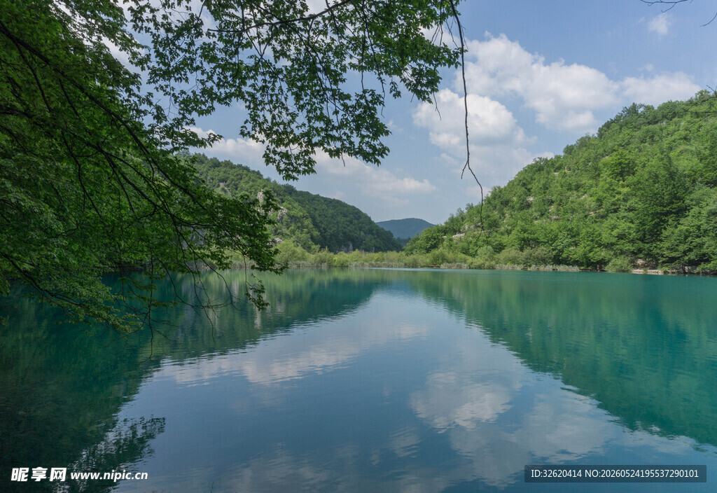 青山环抱的澄澈碧绿湖水