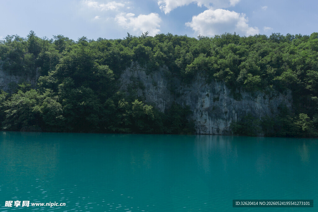 碧绿湖水与葱郁山林美景