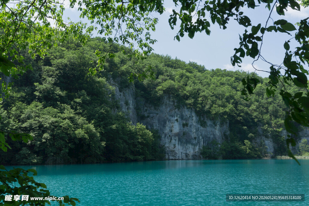 碧绿湖水与葱郁山林美景
