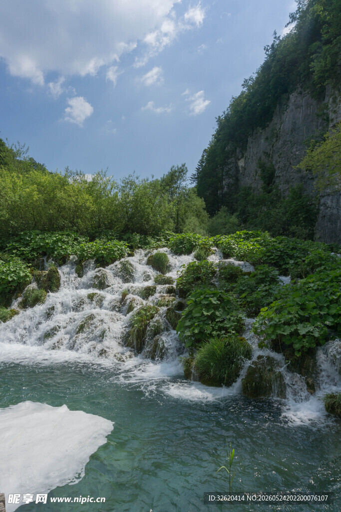 山间潺潺流水的美丽景致