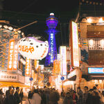 热闹的城市夜间游乐场景