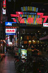 夜晚霓虹闪烁的街头景象