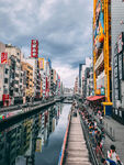 城市河道旁的多彩街景