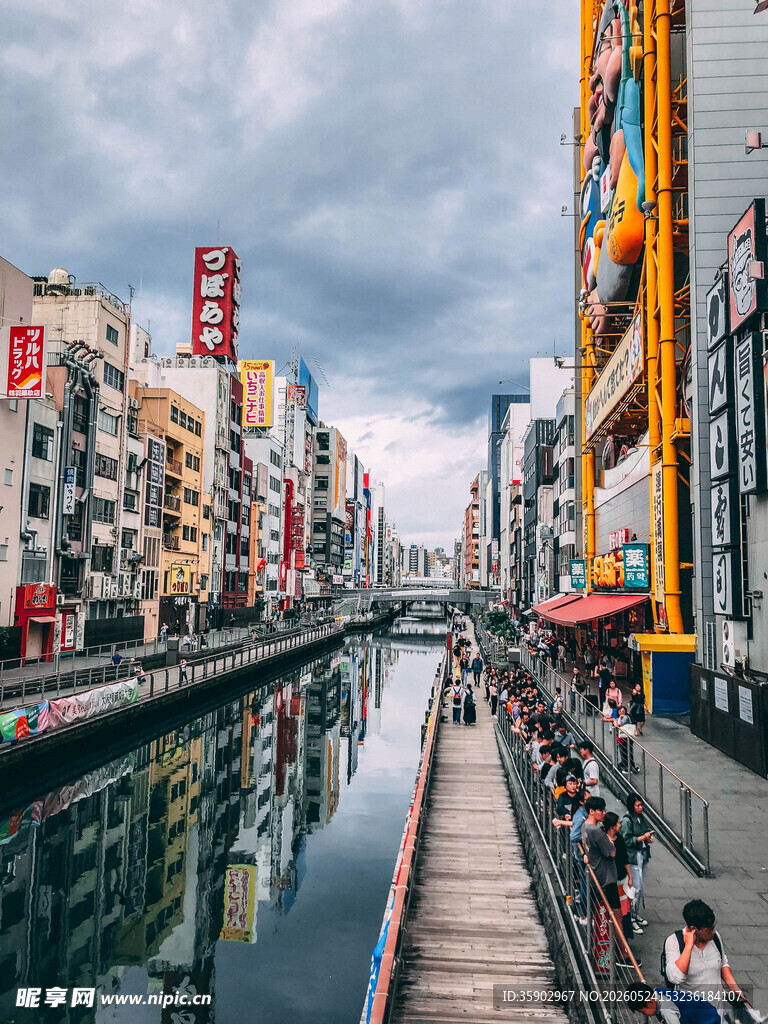 城市河道旁的多彩街景