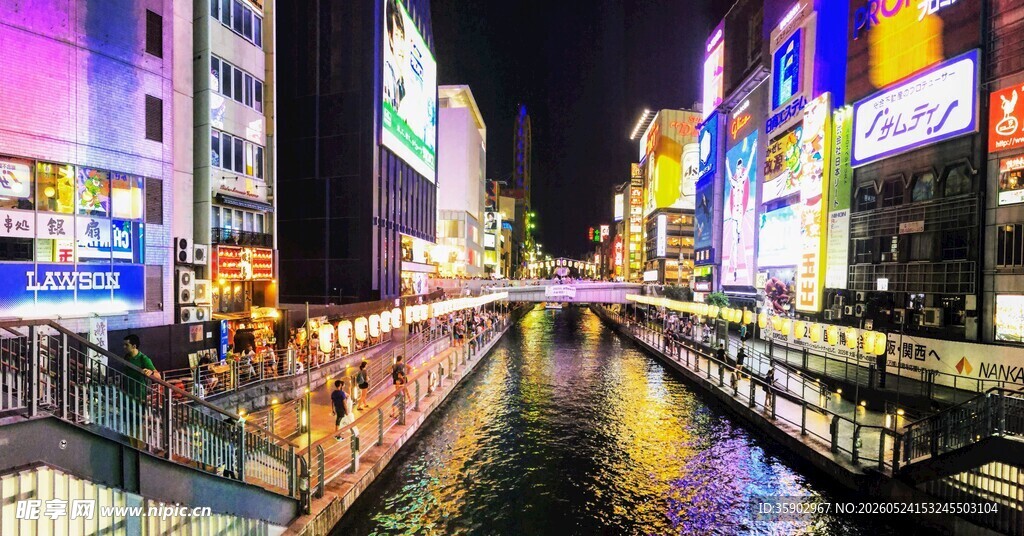 繁华都市中的璀璨河道夜景
