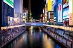 夜晚河畔霓虹闪烁的城市景