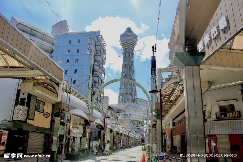 日本街道与远处高塔景观
