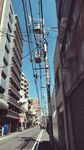 城市街道上空交错的电线