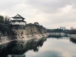 古城墙畔的静谧湖水风光