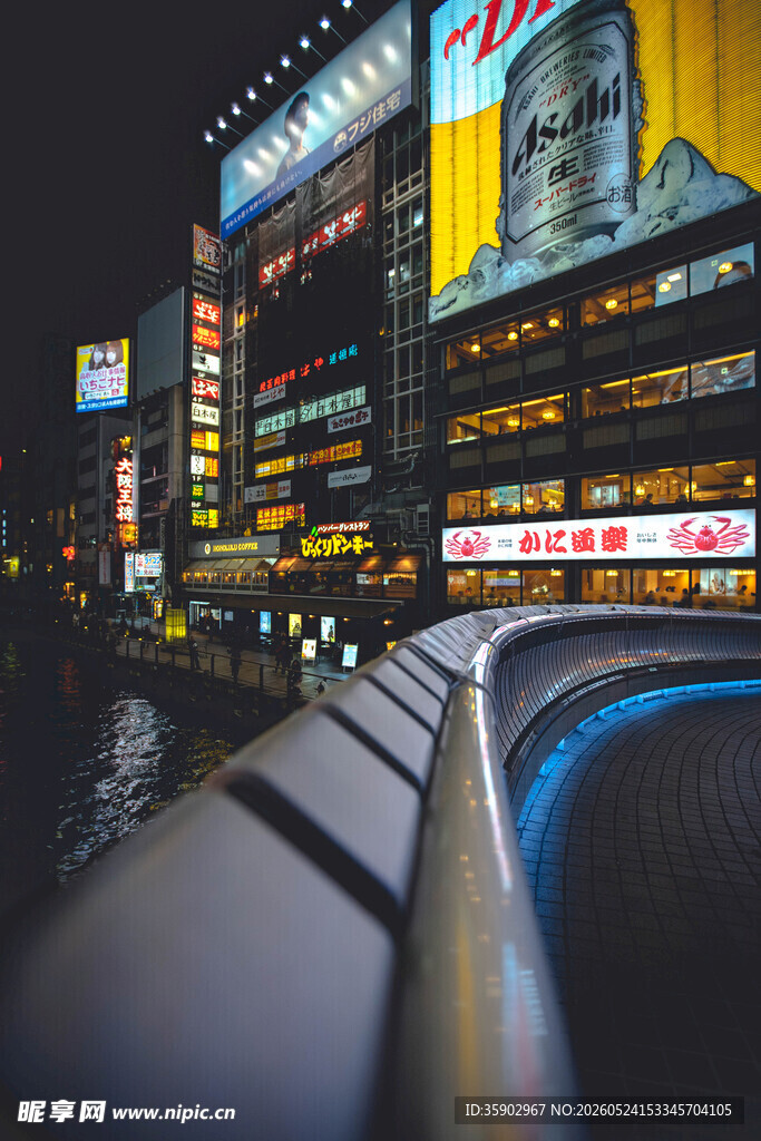 都市夜景霓虹闪烁