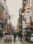 日本街头热闹的行人景象