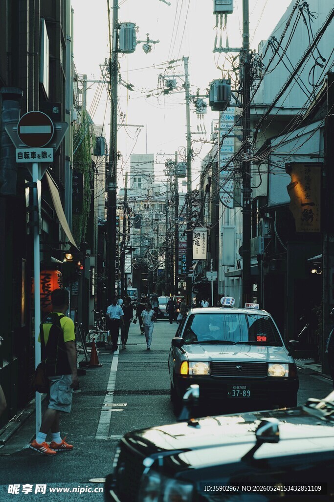 城市街道上的日常景象