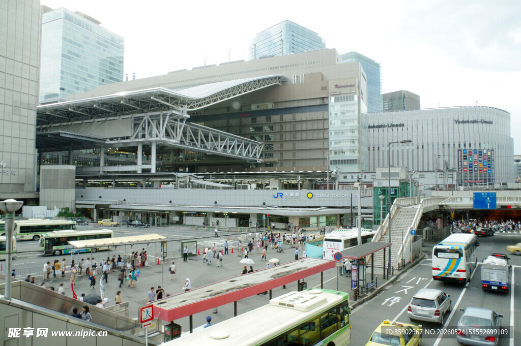 城市繁忙交通枢纽景象