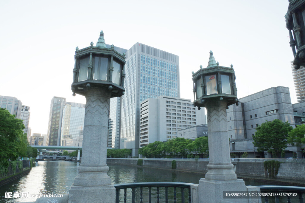 河畔古典灯柱与现代建筑