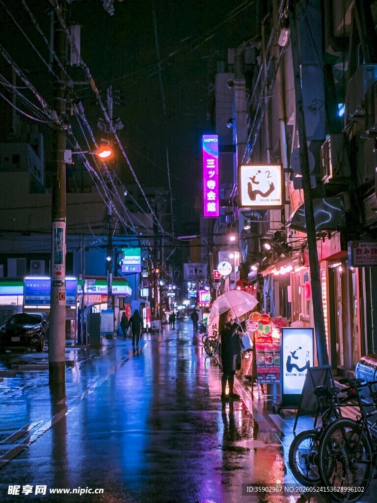 雨夜都市街道的浪漫景象