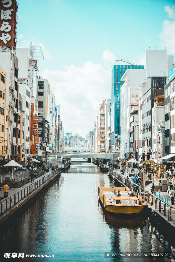 城市河道旁的多彩建筑