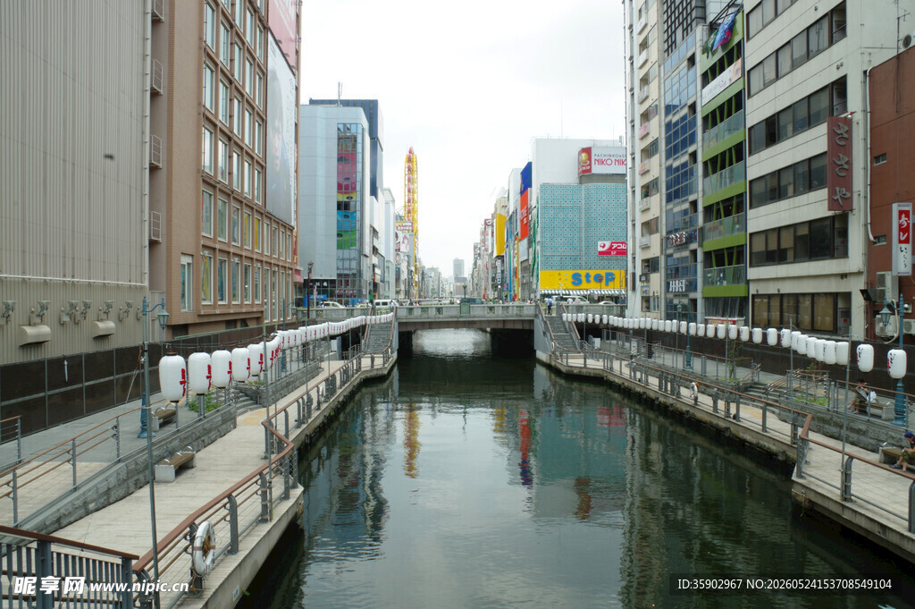 城市河道旁的现代建筑景观
