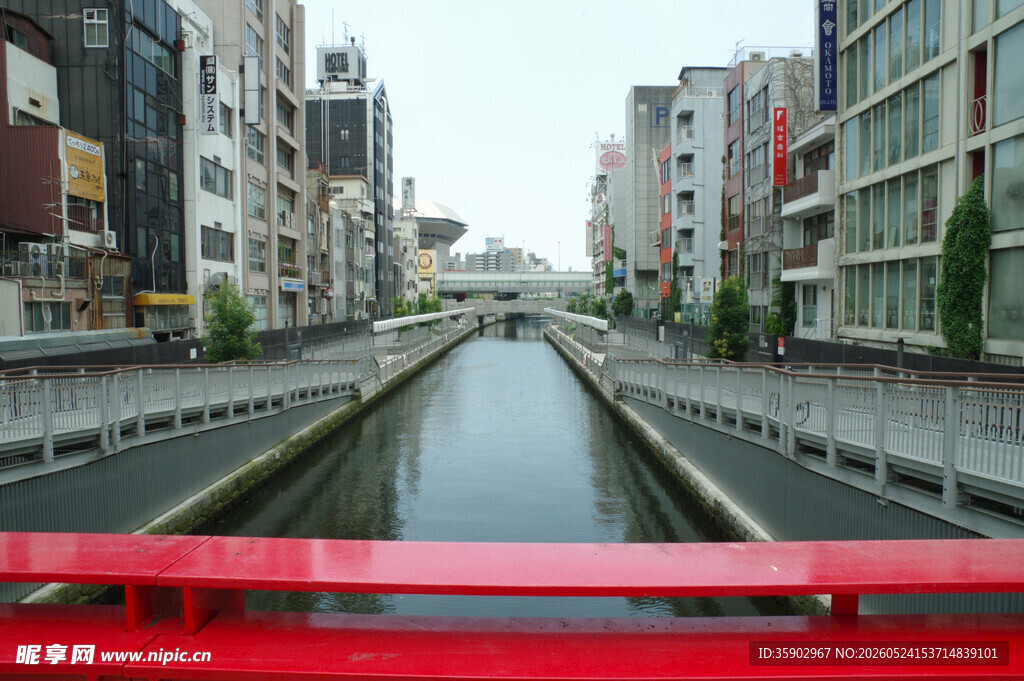 城市中静谧的河道景观