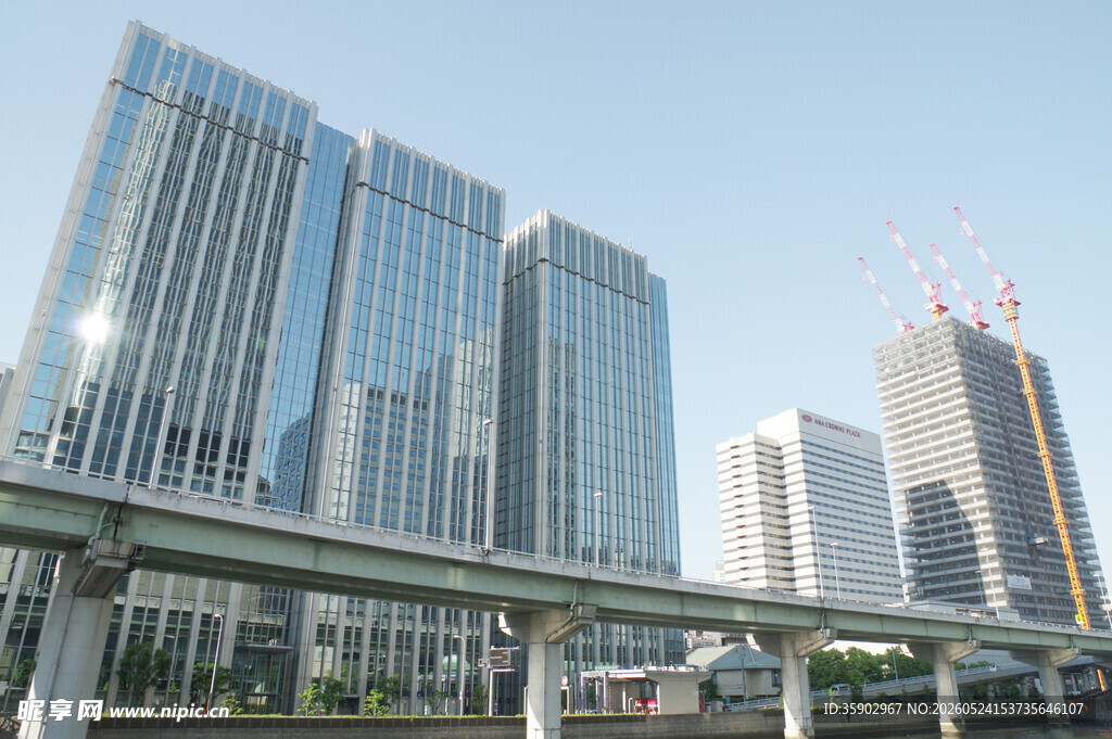 都市高楼与高架桥景观