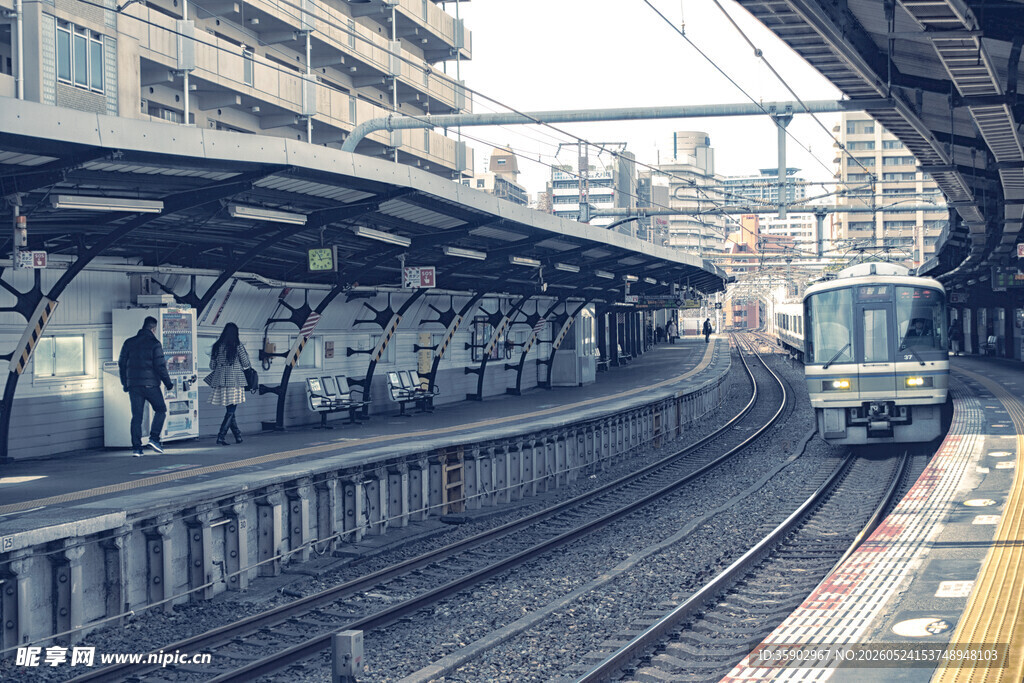城市火车站台列车进站场景