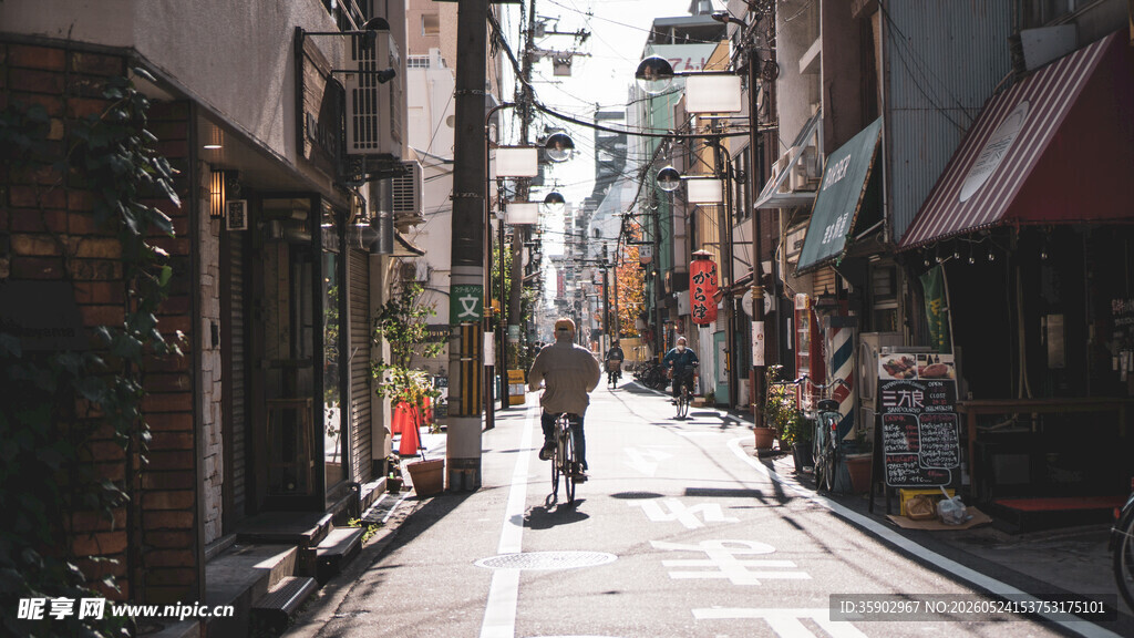 日式街道行人漫步景象