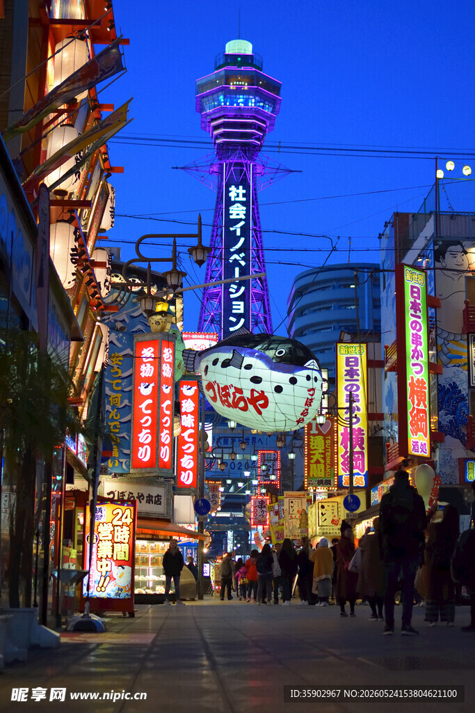 城市繁华夜景街道人群