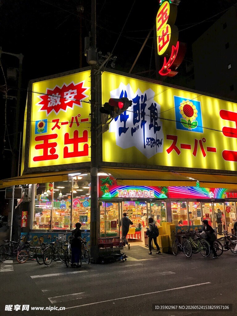 繁华街头的霓虹美食店铺