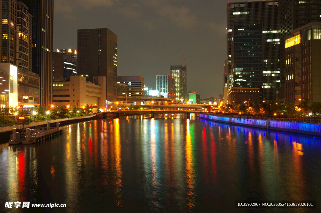 城市河畔夜景璀璨