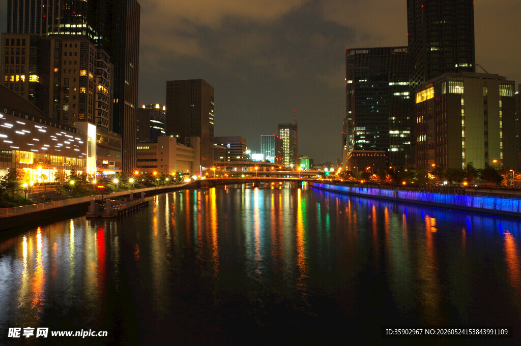 城市河畔夜景绚烂灯光