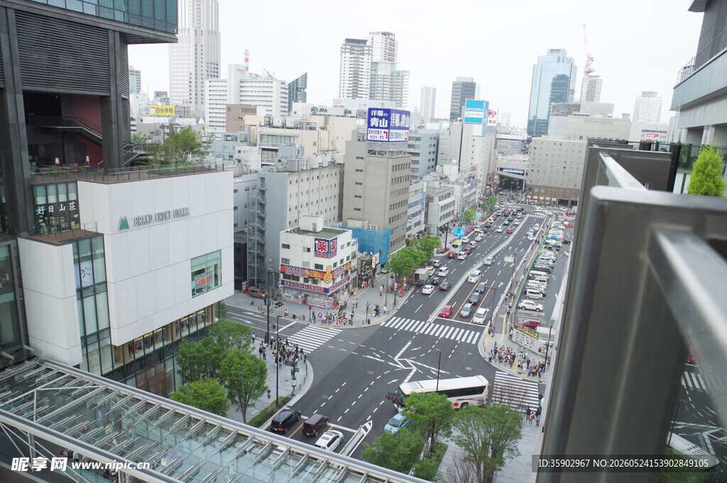 俯瞰城市繁忙街道景象