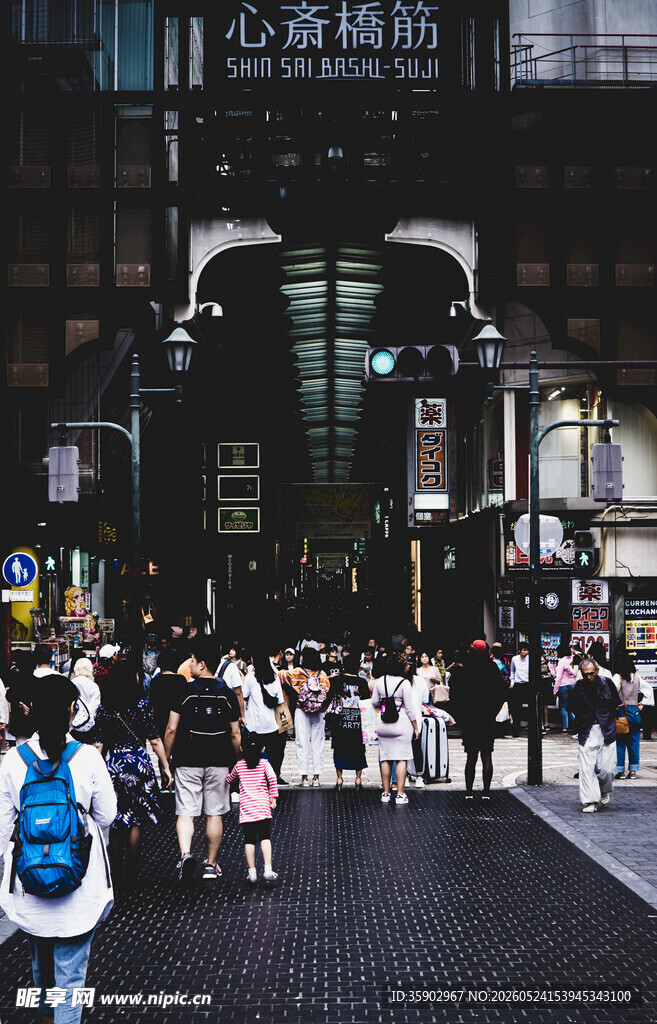 繁华都市街头行人景象