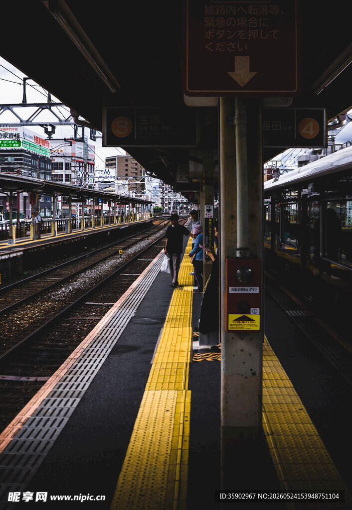 火车站台场景
